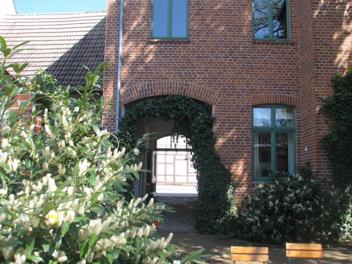Gasthaus Und Pension "Zum Hauenden Schwein" Wörlitz Buitenkant foto